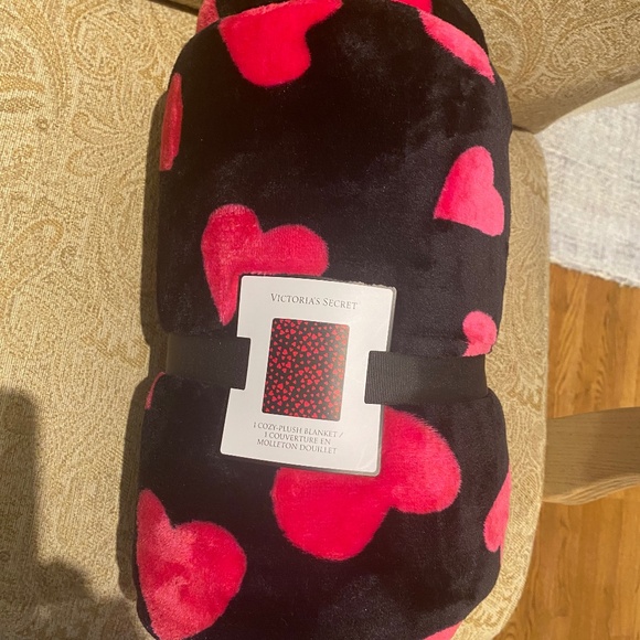 NWT VICTORIA'S SECRET Blanket - Picture 1 of 5